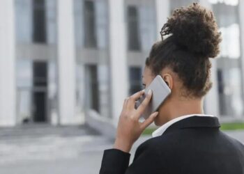 Indenização por Cobrança Indevida: Caso de Mulher no Trabalho