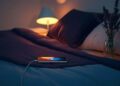 Apple alerta sobre riscos de carregar o celular durante a noite