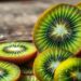 Os surpreendentes benefícios do kiwi para a saúde