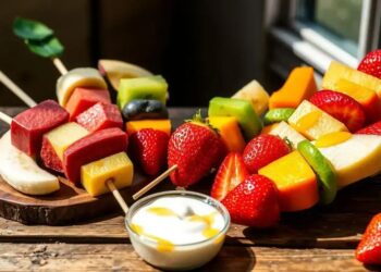 Espetinhos de frutas com iogurte natural