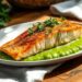 salmão assado com purê de ervilha