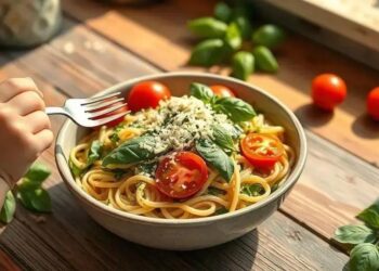 Macarrão integral com pesto caseiro e tomatinhos