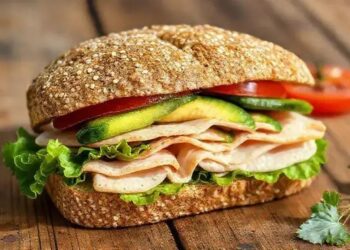 Sanduíche natural de peru e abacate