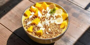 Smoothie bowl de frutas tropicais com granola