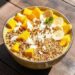 Smoothie bowl de frutas tropicais com granola