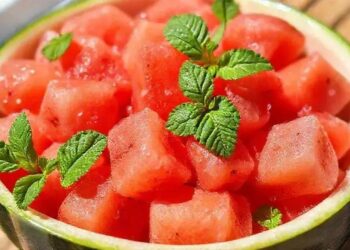Melancia em cubos com hortelã fresca