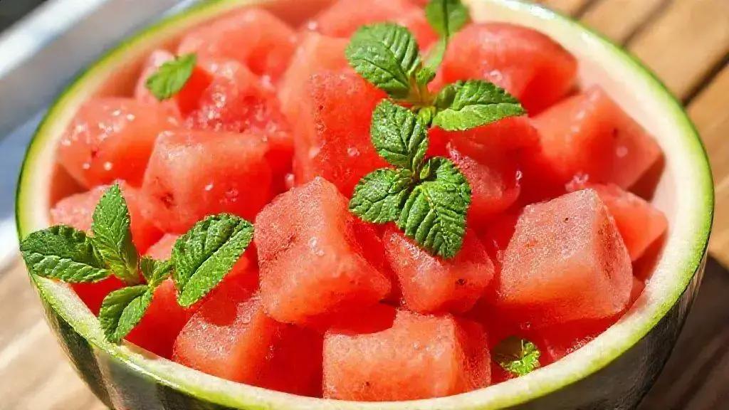Melancia em cubos com hortelã fresca