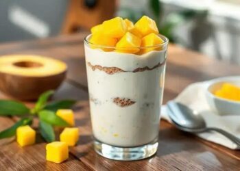 Pudim de chia com leite de coco e manga