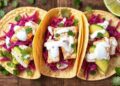 Tacos de peixe com repolho roxo