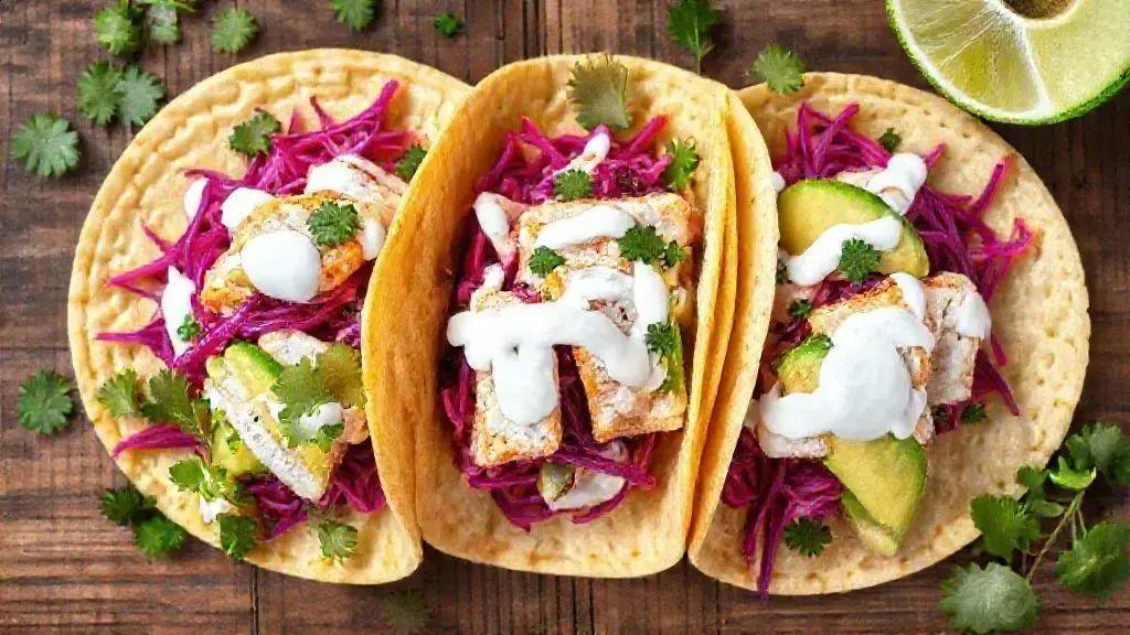 Tacos de peixe com repolho roxo