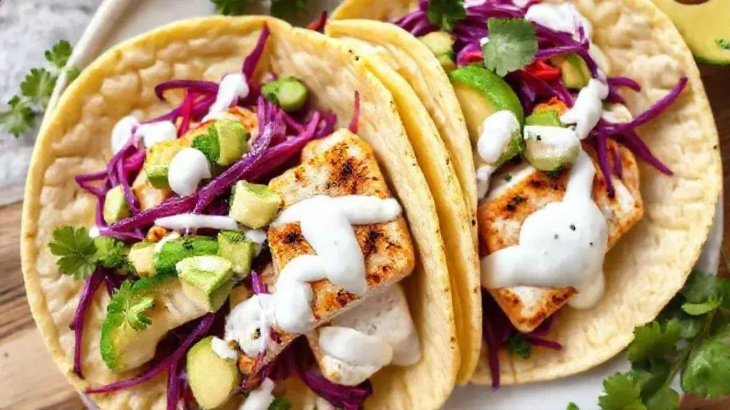 Tacos de peixe com repolho roxo
