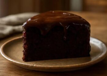 Bolo de chocolate com calda de brigadeiro