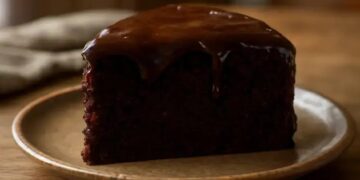 Bolo de chocolate com calda de brigadeiro